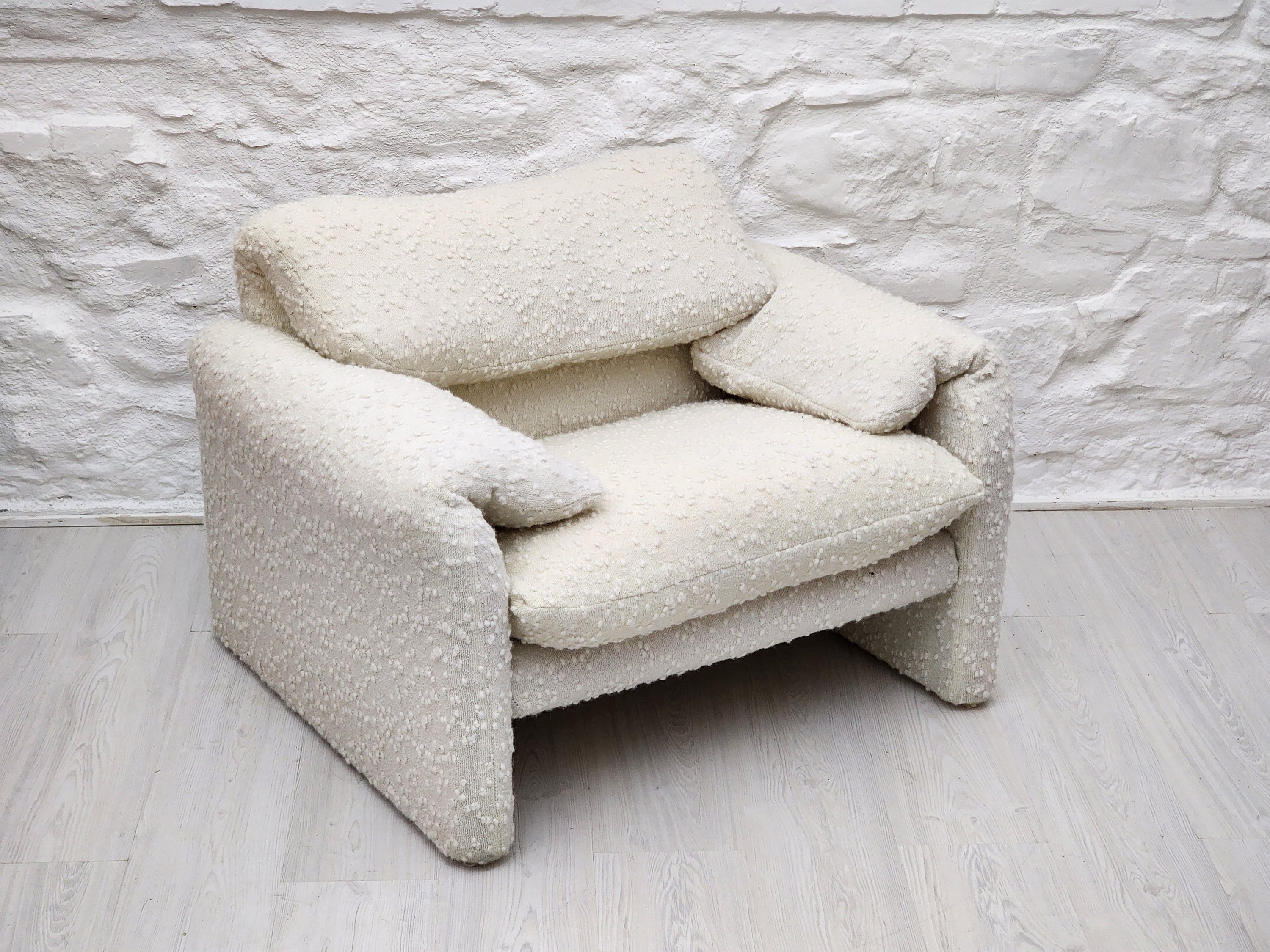 Maralunga Armchair 675 in Textured White Fabric by Vico Magistretti for Cassina | Italian Space Age | 1970s