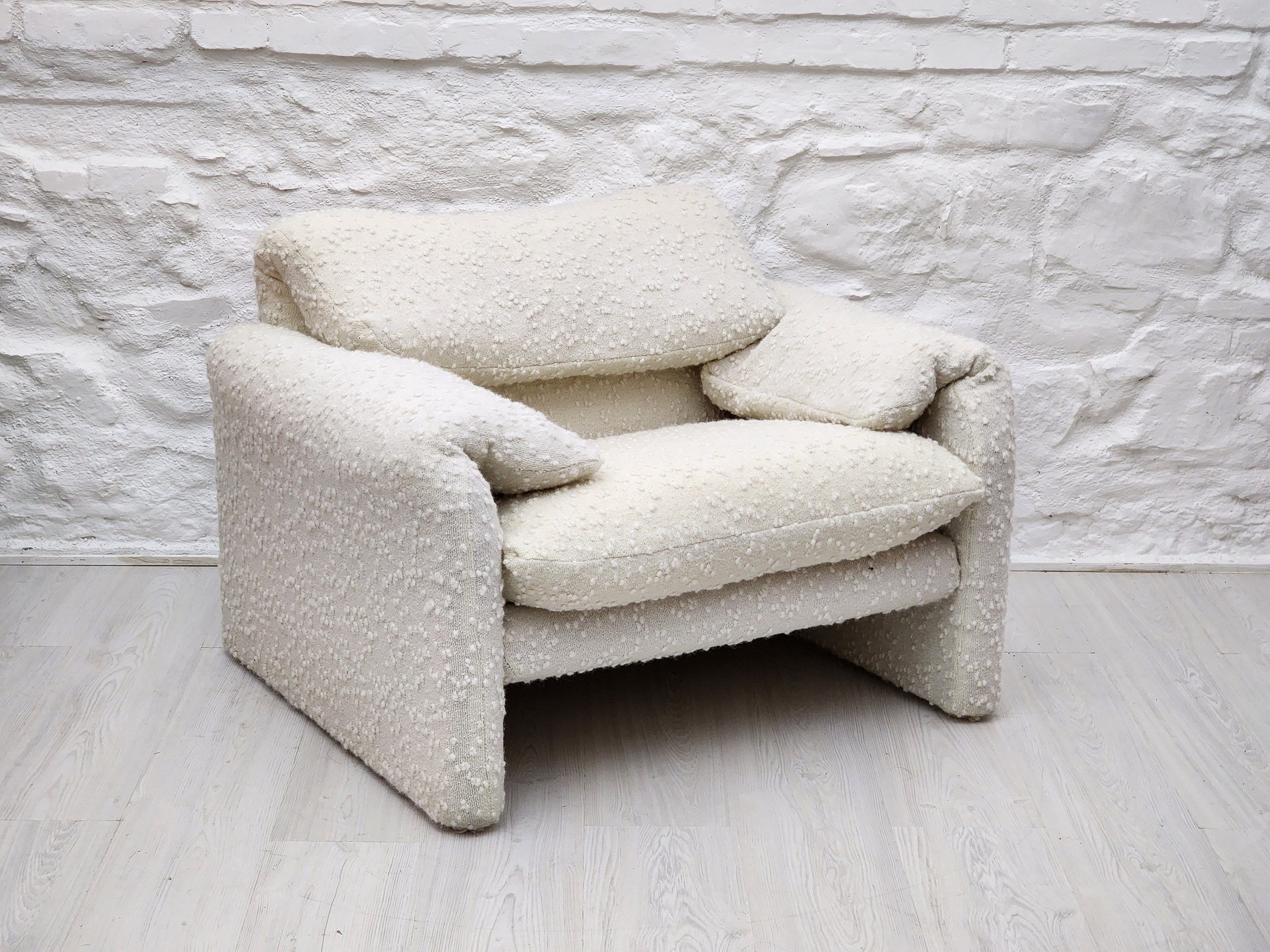 Maralunga Armchair 675 in Textured White Fabric by Vico Magistretti for Cassina | Italian Space Age | 1970s