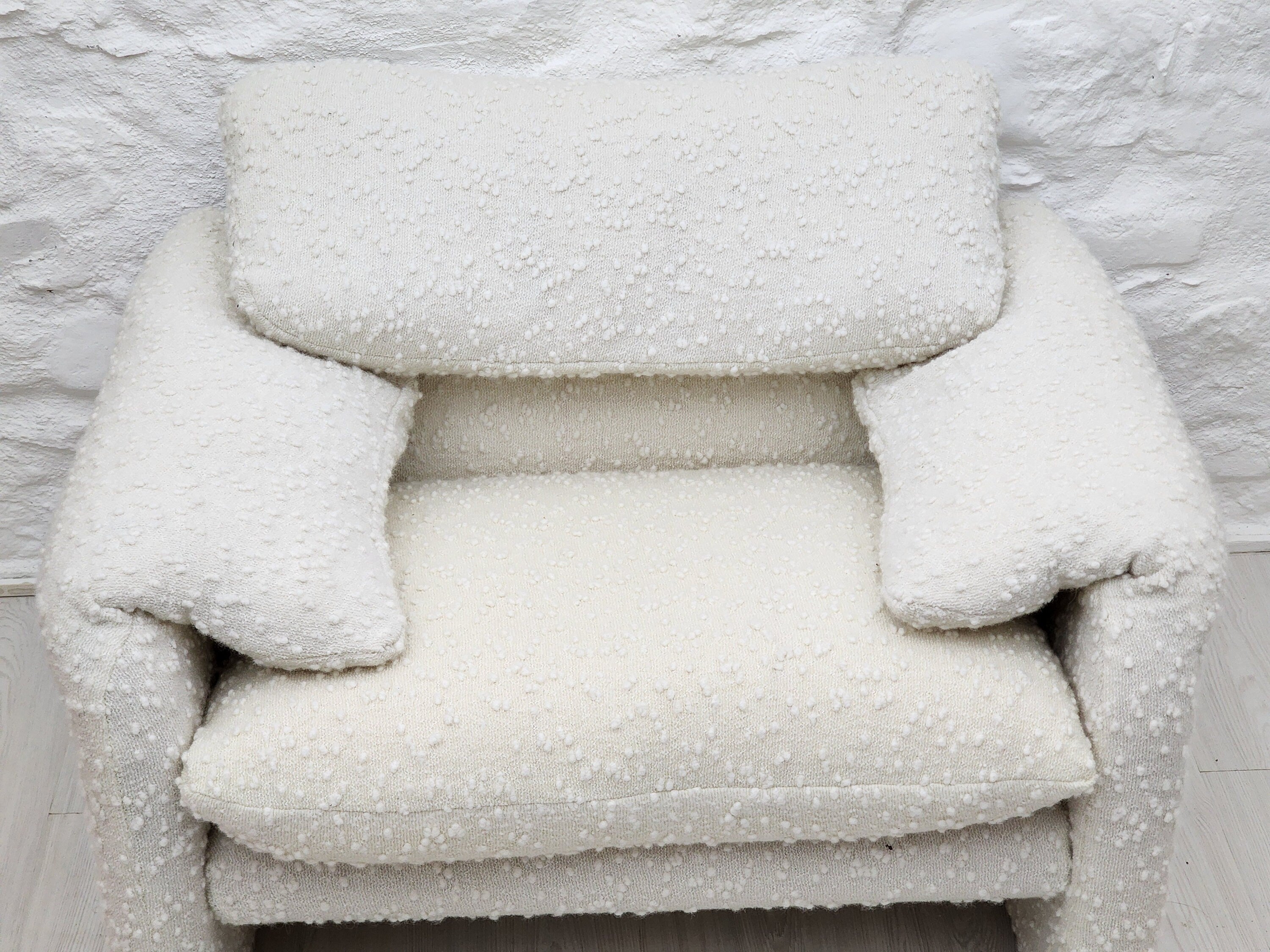 Maralunga Armchair 675 in Textured White Fabric by Vico Magistretti for Cassina | Italian Space Age | 1970s