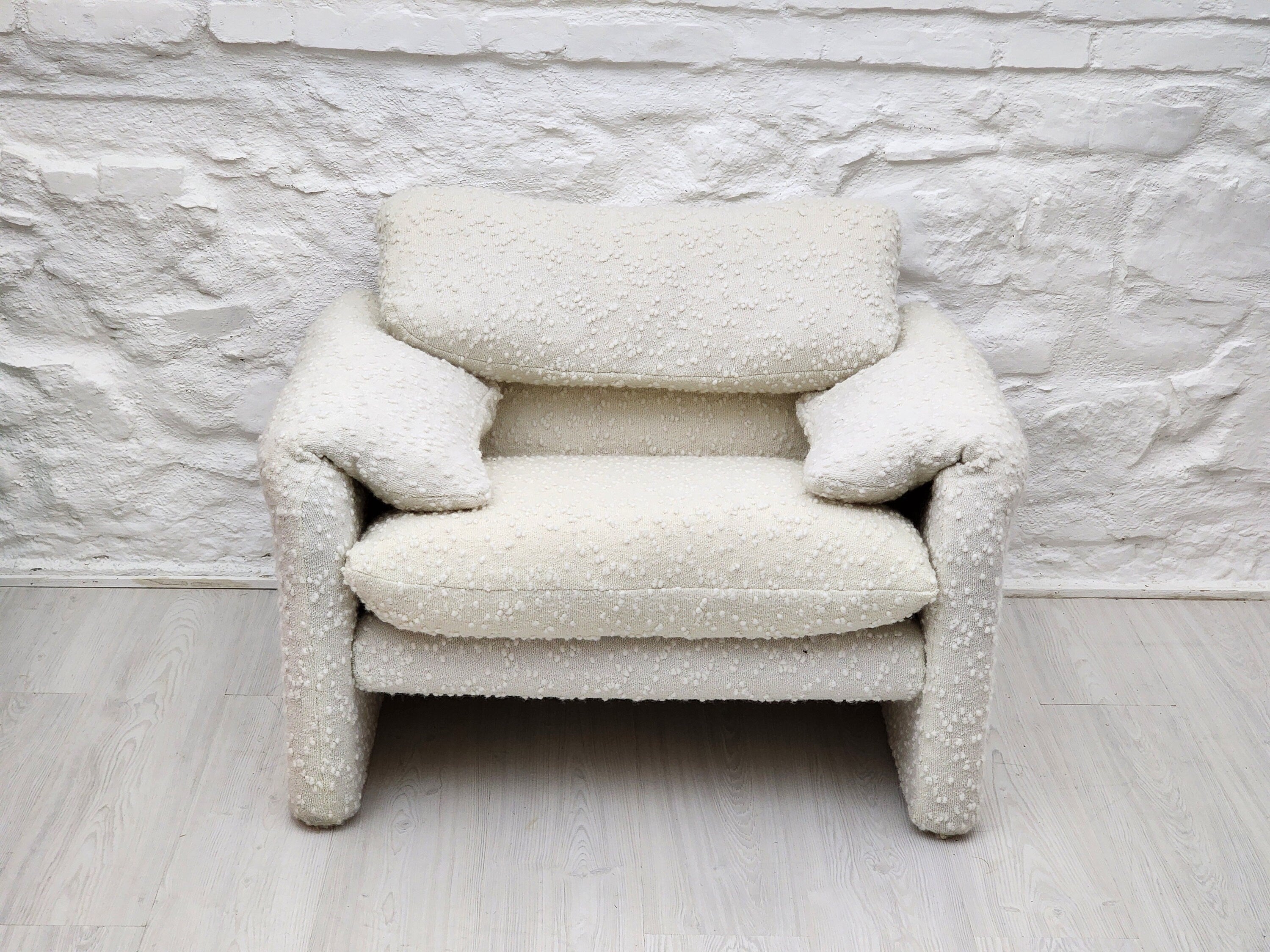 Maralunga Armchair 675 in Textured White Fabric by Vico Magistretti for Cassina | Italian Space Age | 1970s