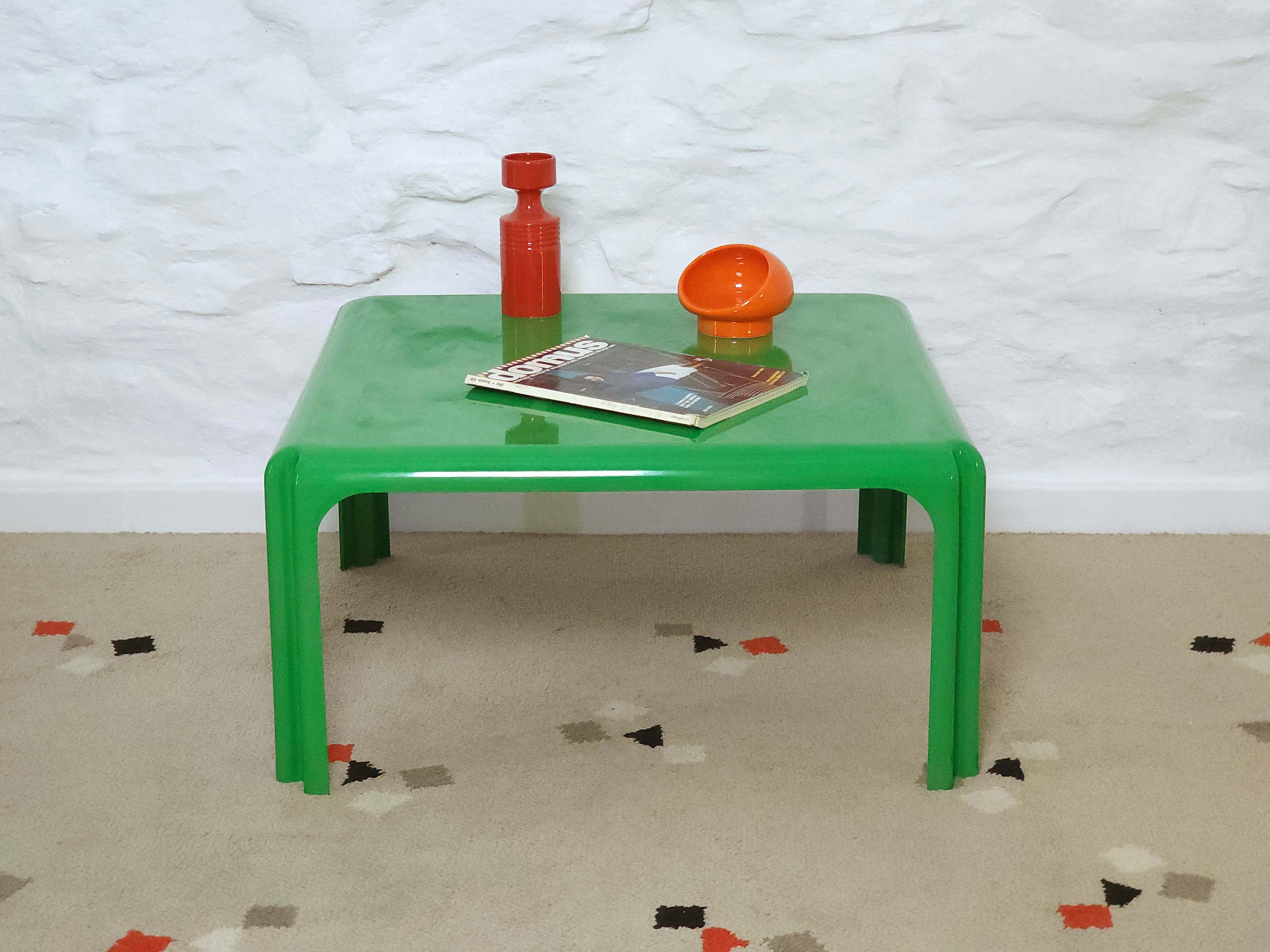 Arcadia 80 Fiberglass Coffee Table in Green by Vico Magistretti for Artemide | Italian Space Age | 1970s