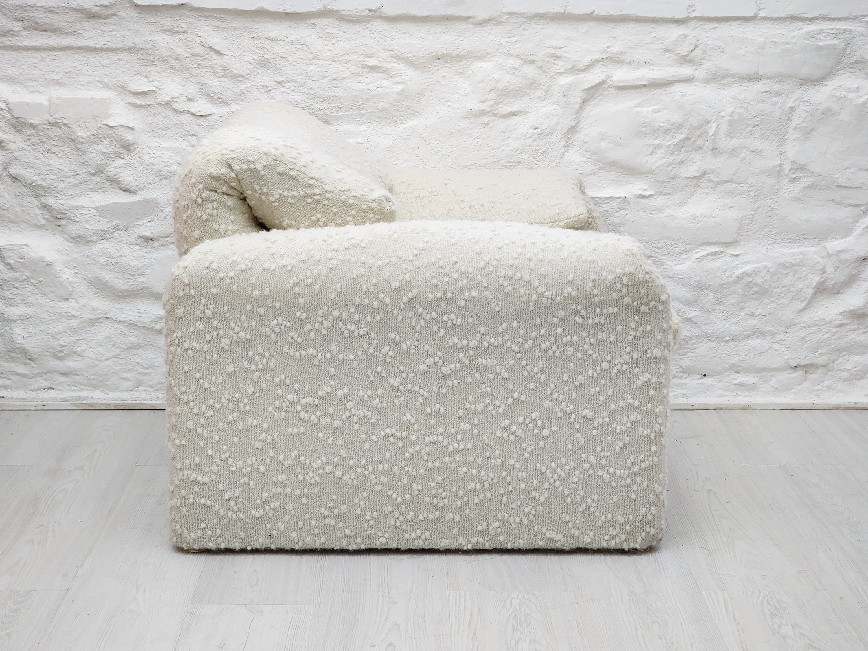 Maralunga Armchair 675 in Textured White Fabric by Vico Magistretti for Cassina | Italian Space Age | 1970s