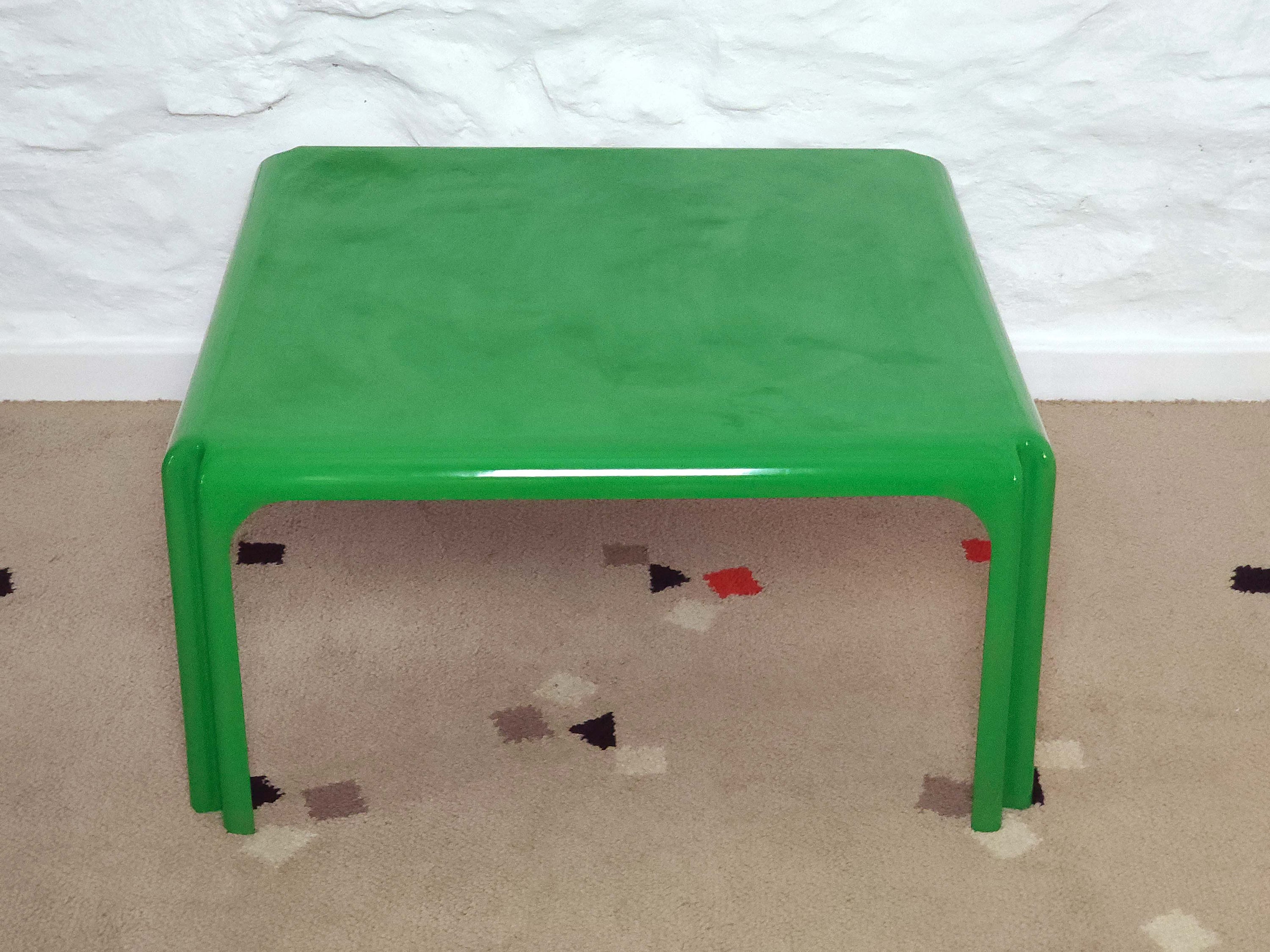 Arcadia 80 Fiberglass Coffee Table in Green by Vico Magistretti for Artemide | Italian Space Age | 1970s