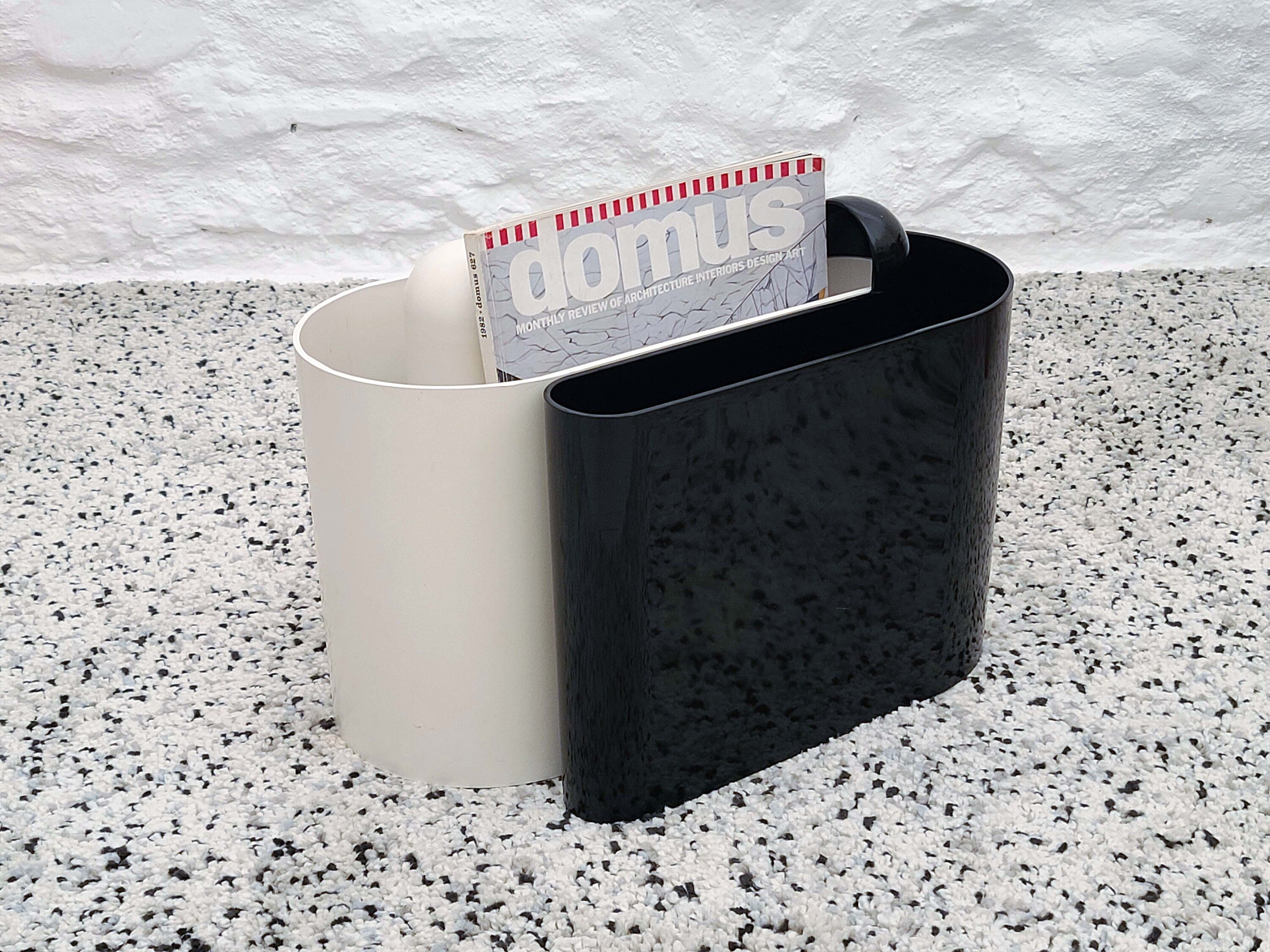 Plastic Magazine Racks in Black and White by Rodolfo Bonetto for Bilumen | Italian Space Age | 1960s