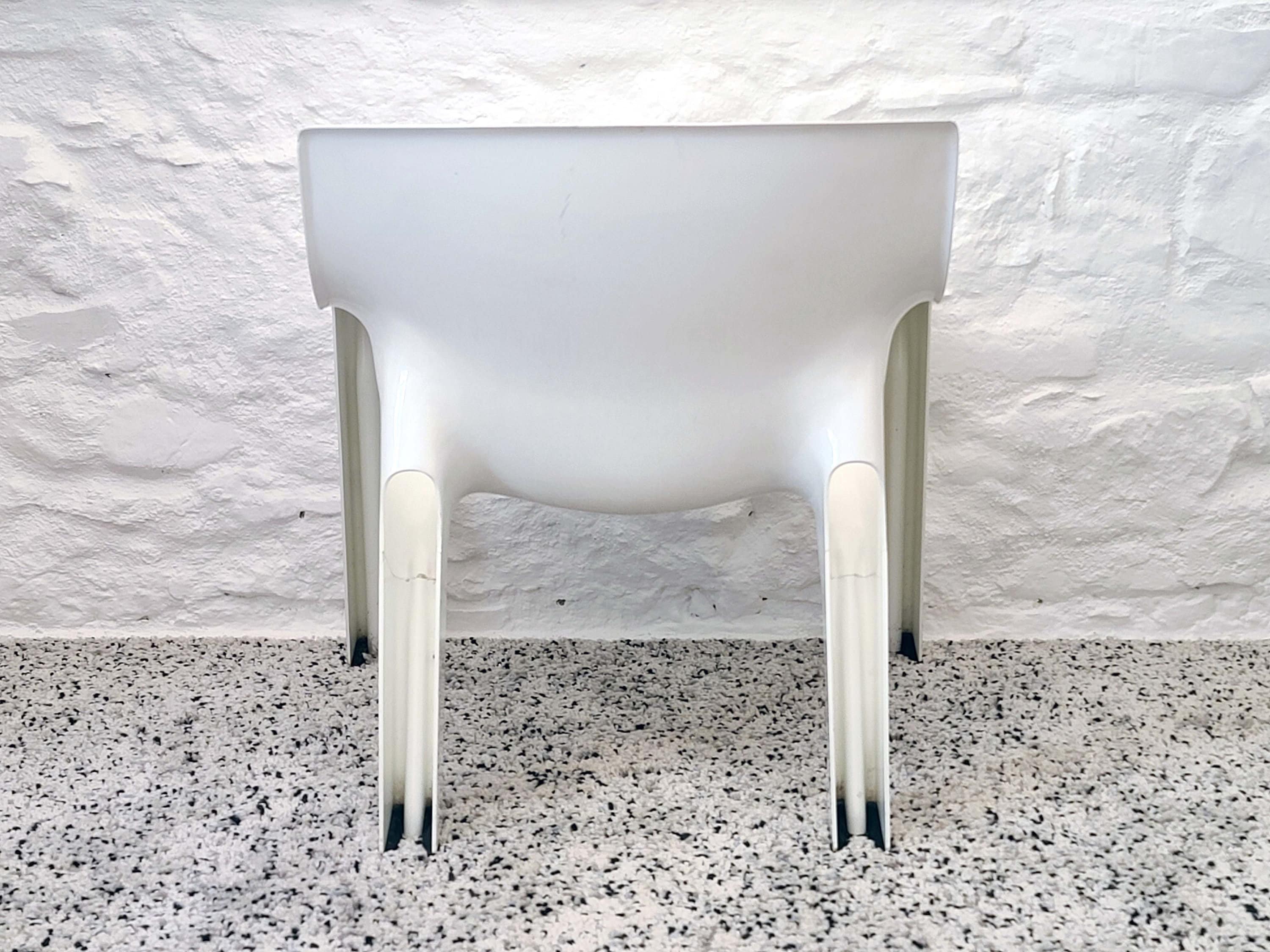 Vicario Armchair in White by Vico Magistretti for Artemide | Italian Space Age | 1970s