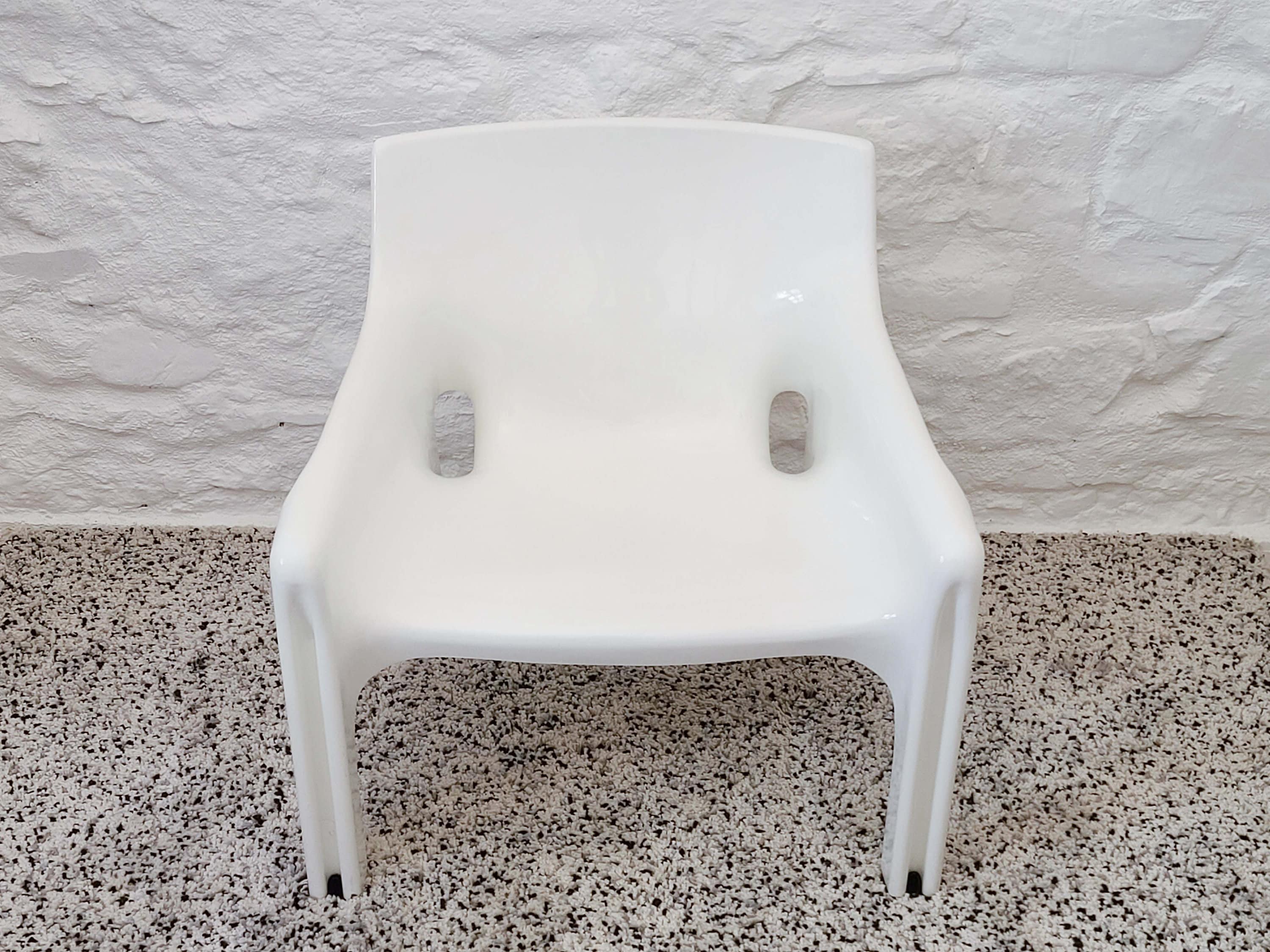 Vicario Armchair in White by Vico Magistretti for Artemide | Italian Space Age | 1970s