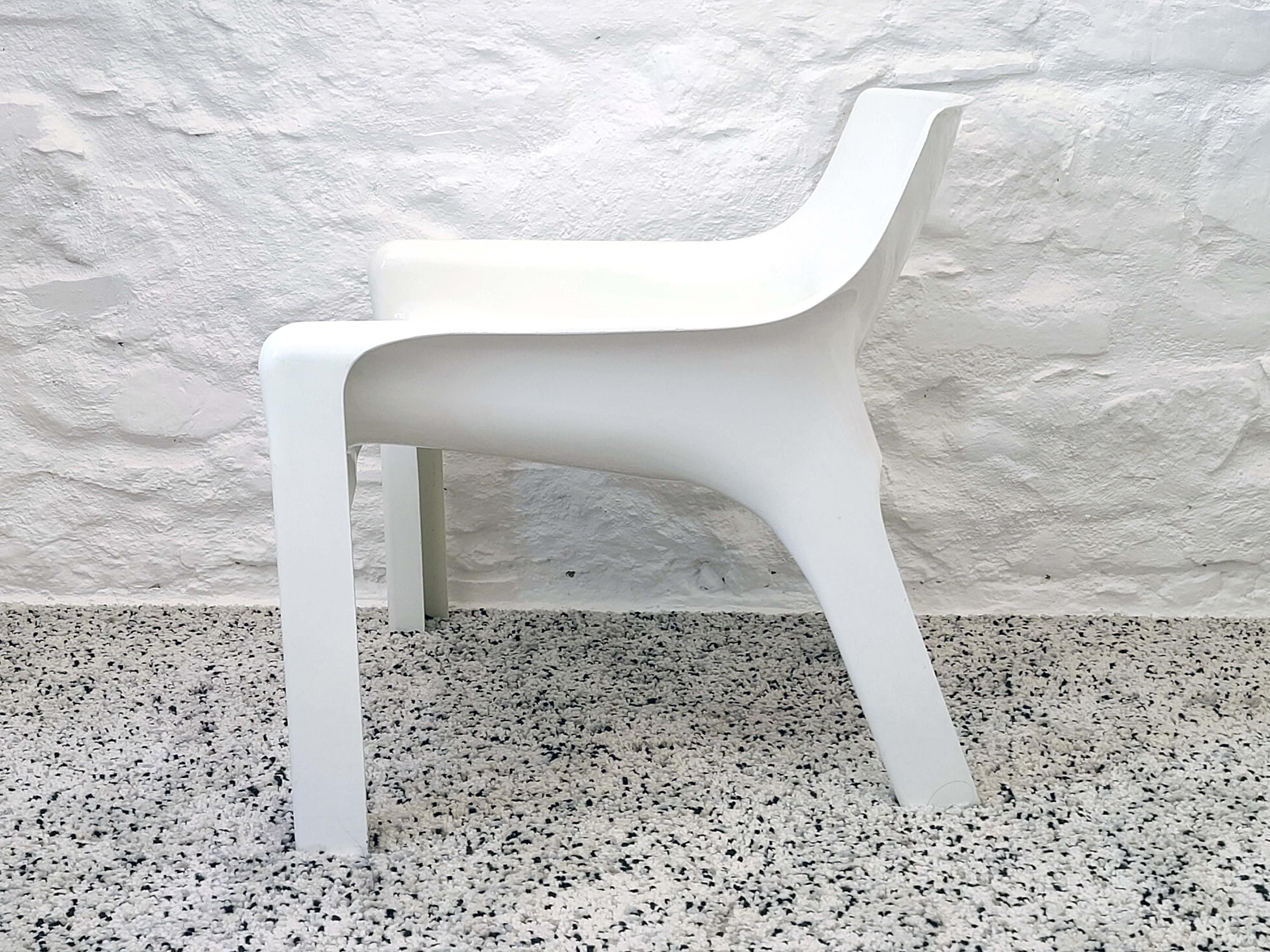 Vicario Armchair in White by Vico Magistretti for Artemide | Italian Space Age | 1970s