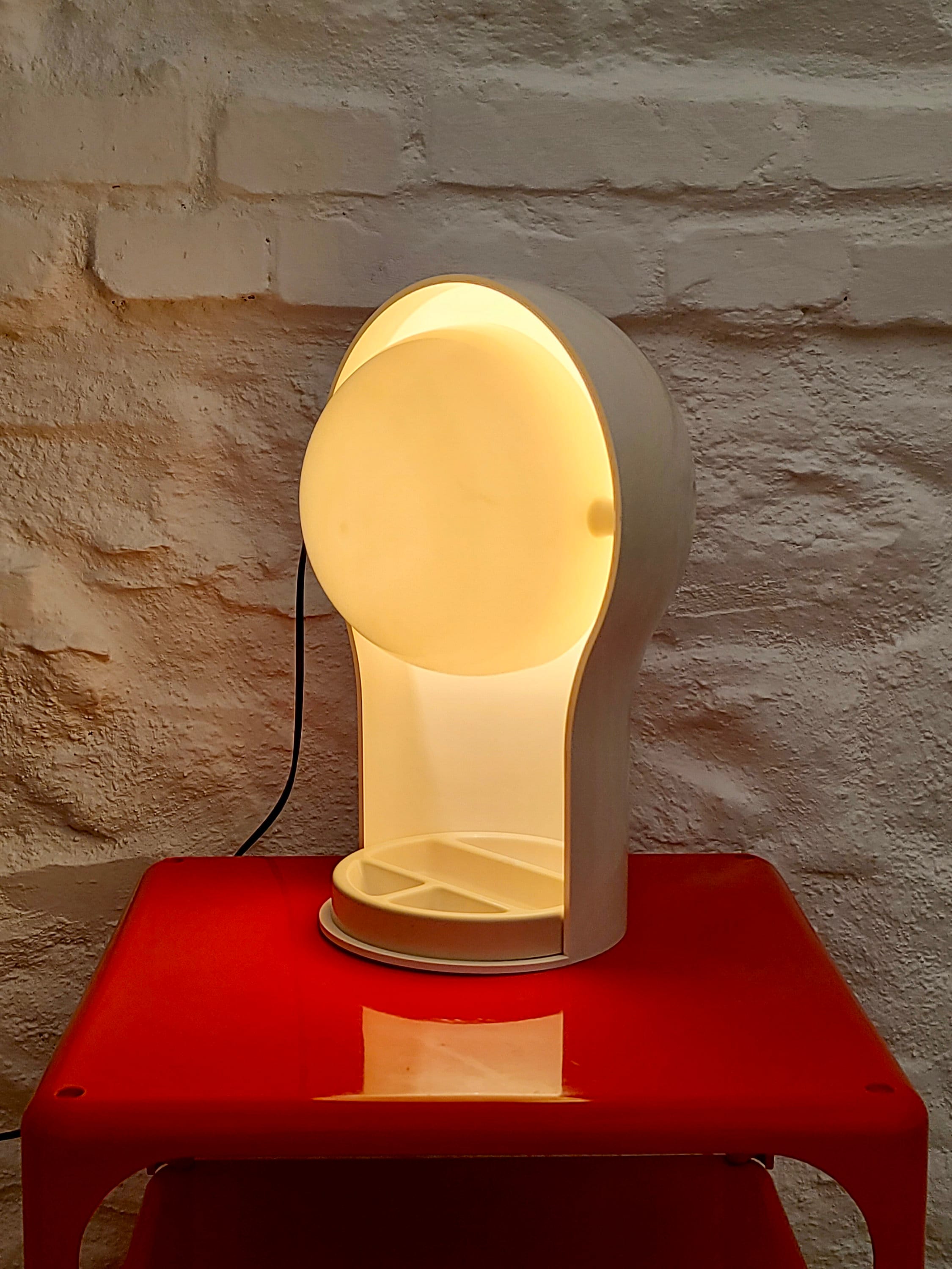 Telegono Plastic Table Lamp in Off-White by Vico Magistretti for Artemide | Italian Space Age | 1960s (2 available)