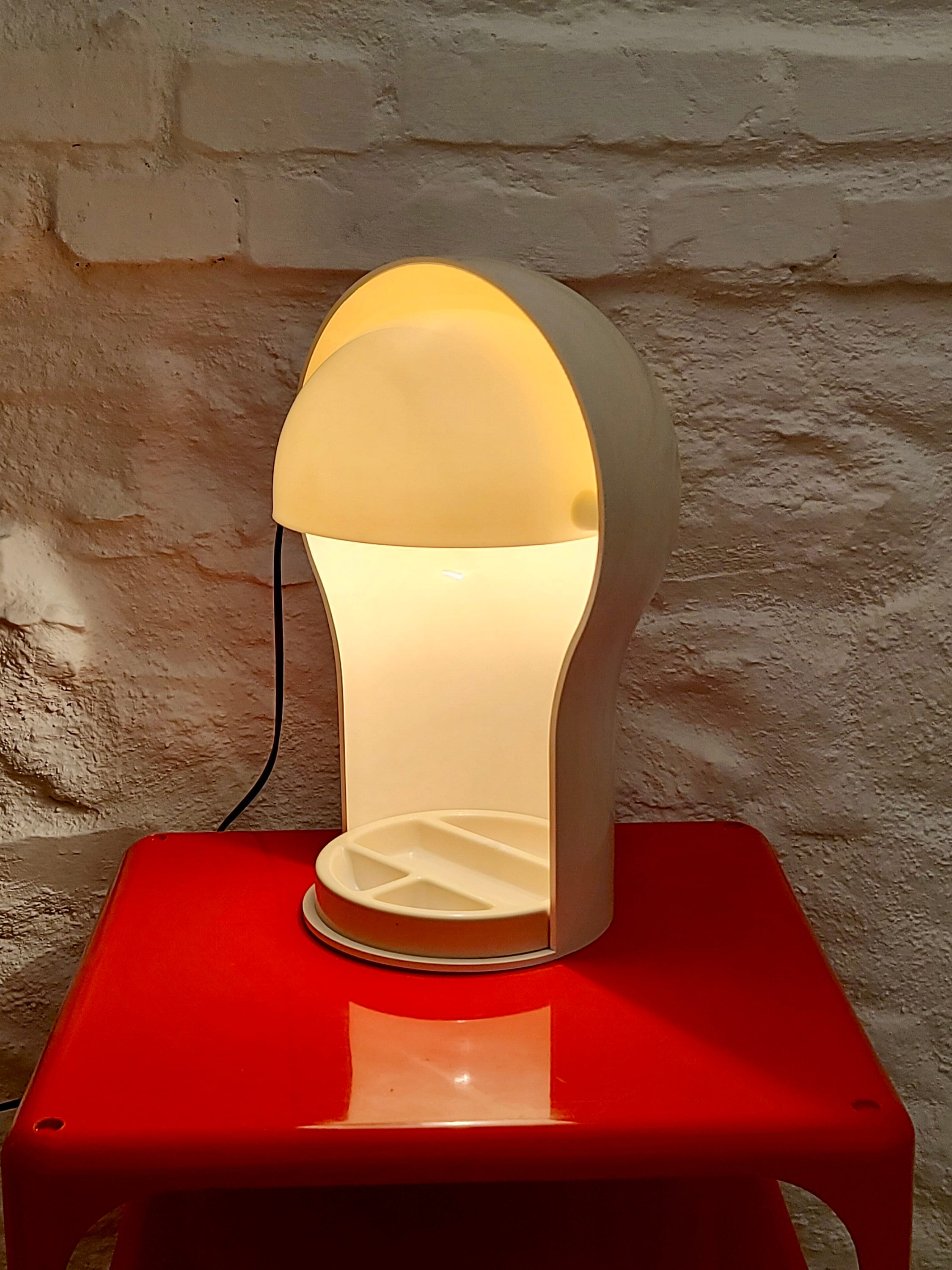 Telegono Plastic Table Lamp in Off-White by Vico Magistretti for Artemide | Italian Space Age | 1960s (2 available)