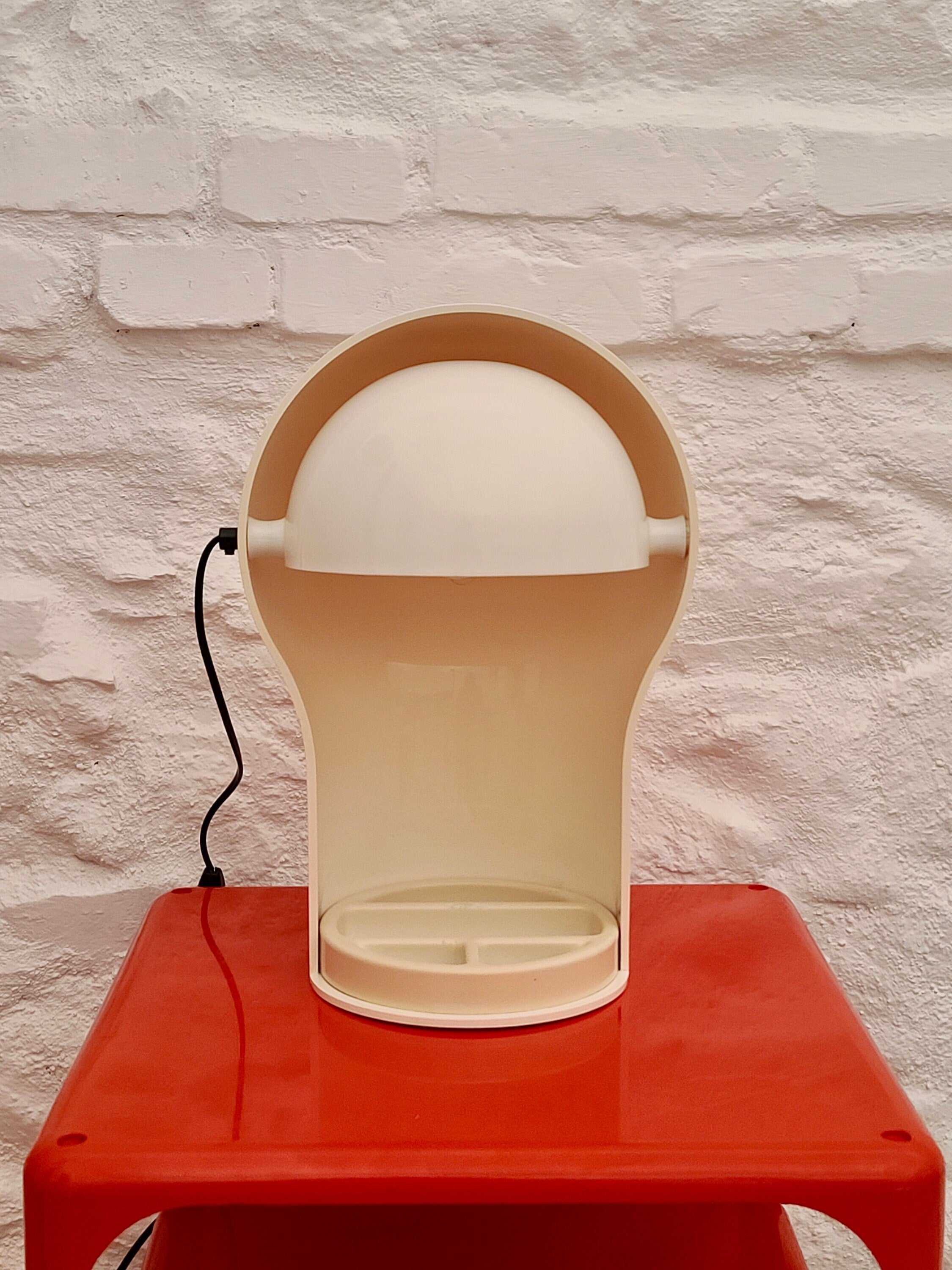 Telegono Plastic Table Lamp in Off-White by Vico Magistretti for Artemide | Italian Space Age | 1960s (2 available)