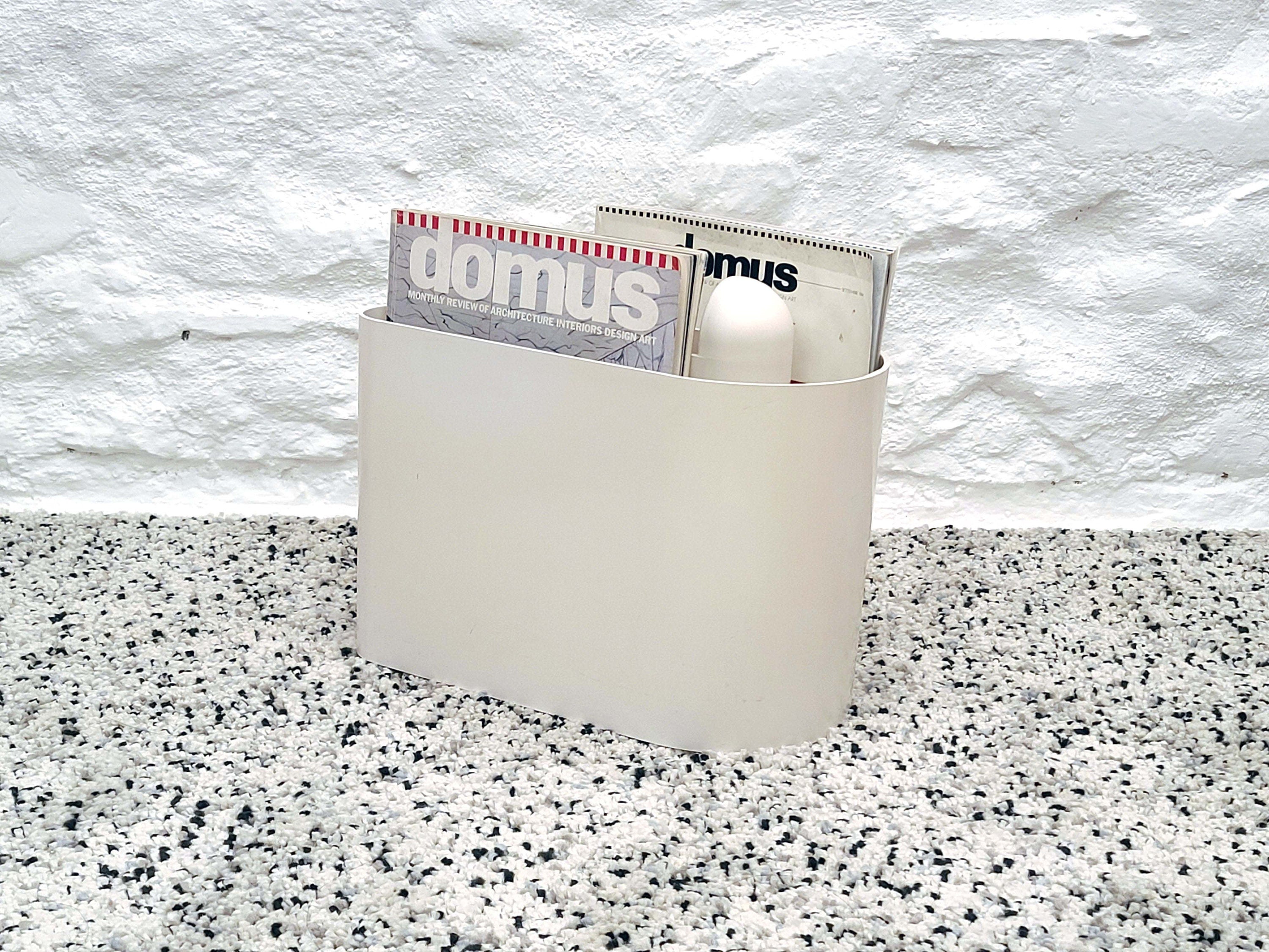 Plastic Magazine Rack in Off-White by Rodolfo Bonetto for Bilumen | Italian Space Age | 1960s