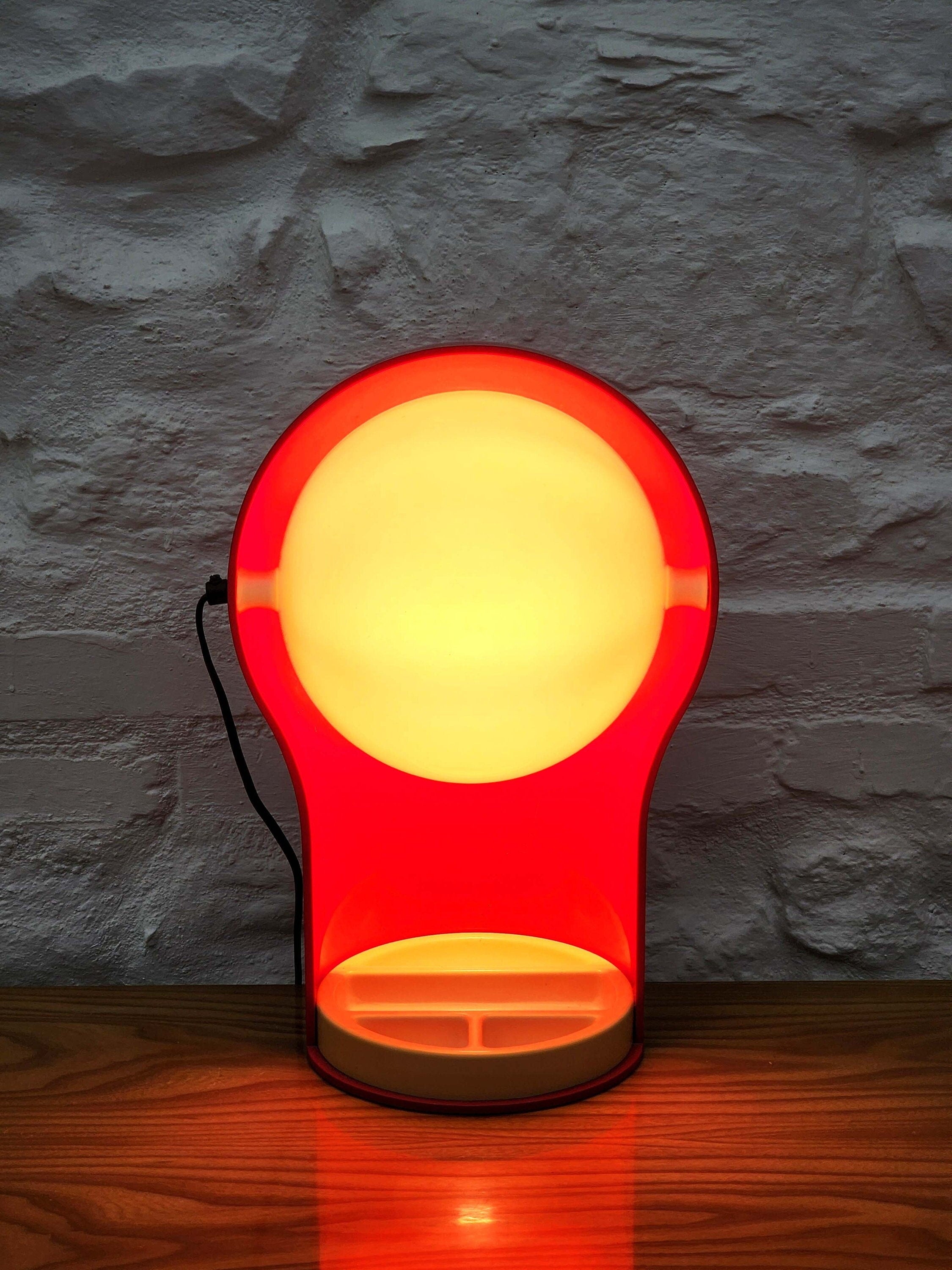Telegono Plastic Table Lamp in Red by Vico Magistretti for Artemide | Italian Space Age | 1960s