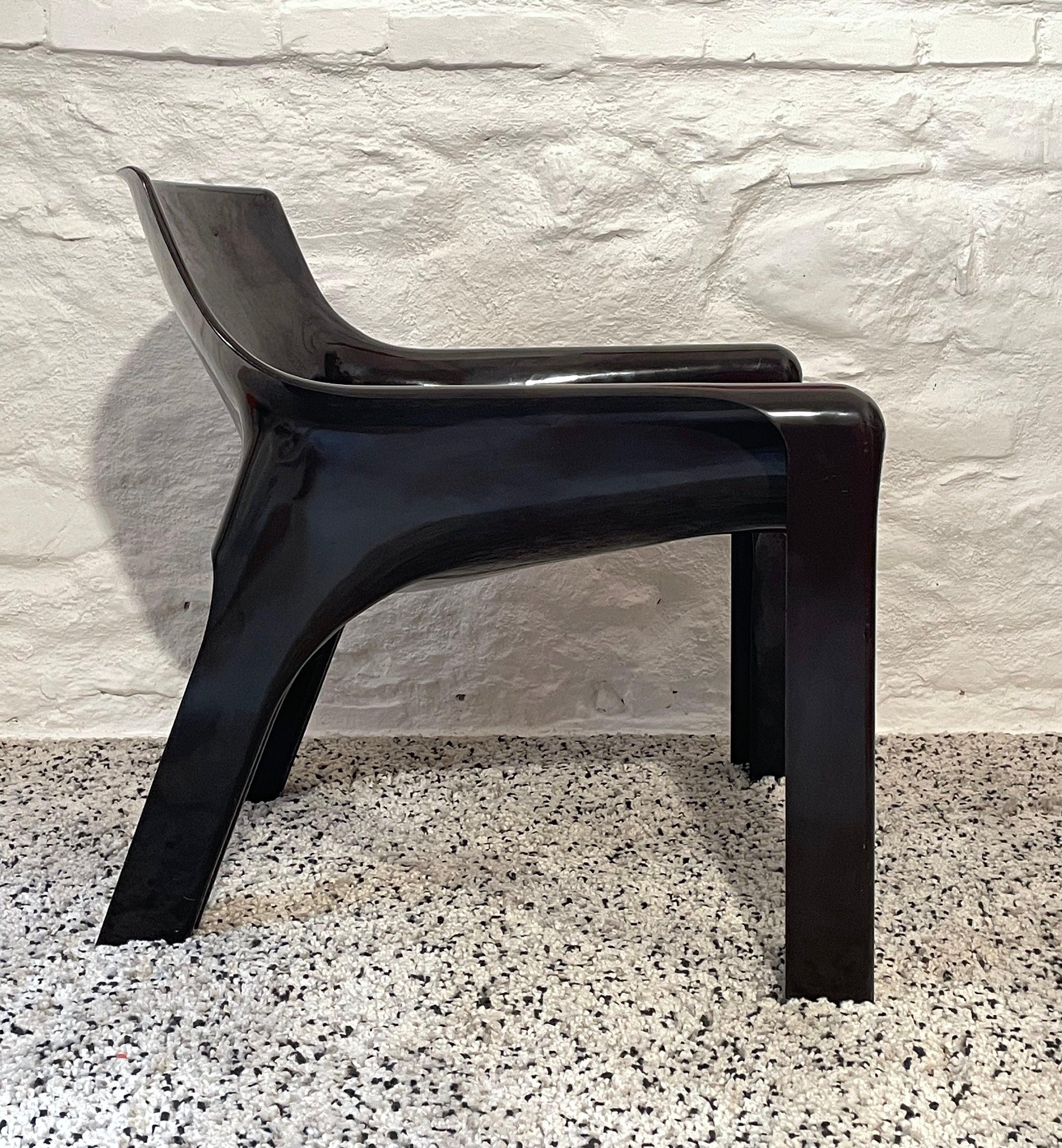 Vicario Armchair in Dark Brown Ebony by Vico Magistretti for Artemide | Italian Space Age | 1970s