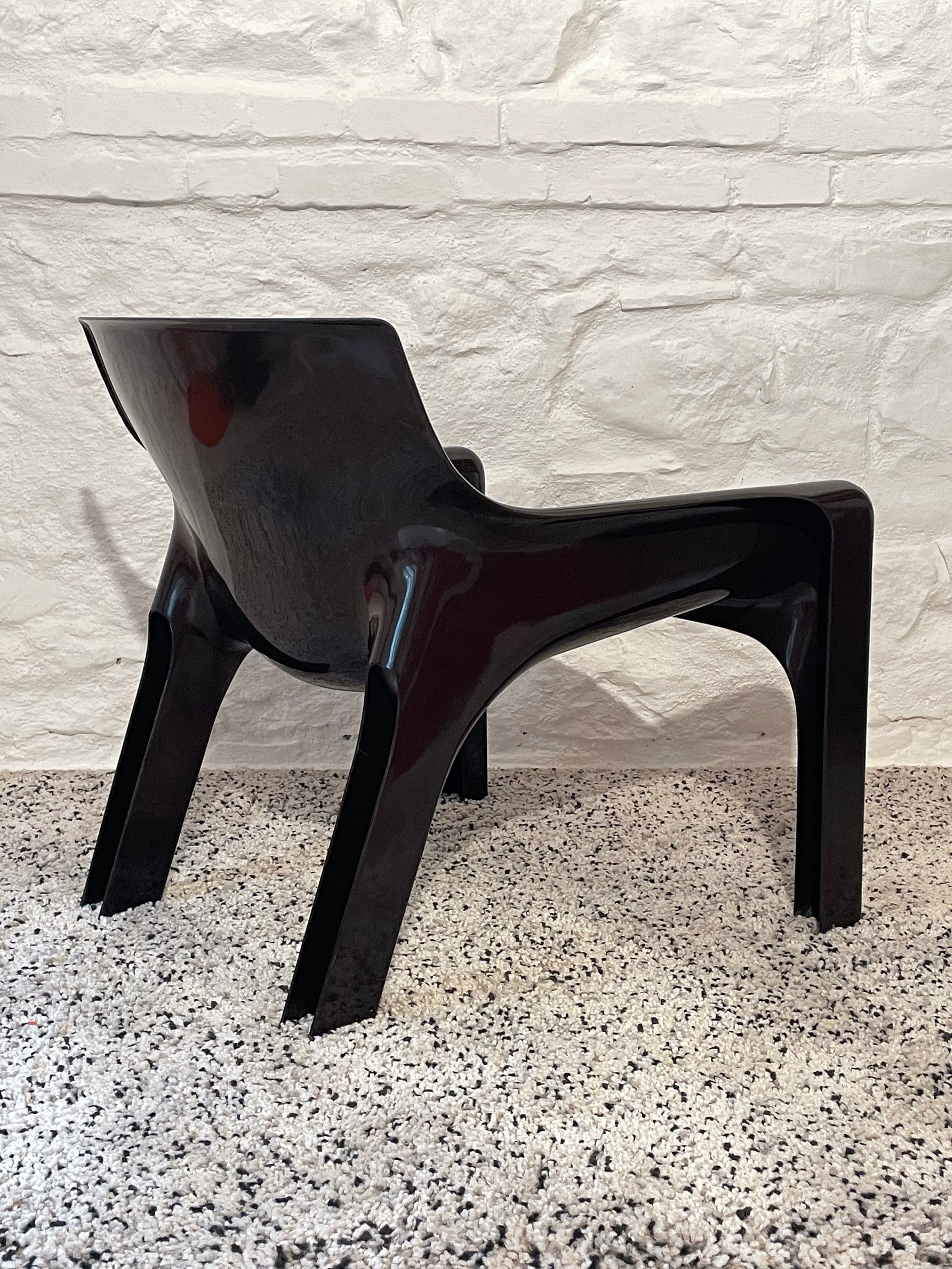 Vicario Armchair in Dark Brown Ebony by Vico Magistretti for Artemide | Italian Space Age | 1970s