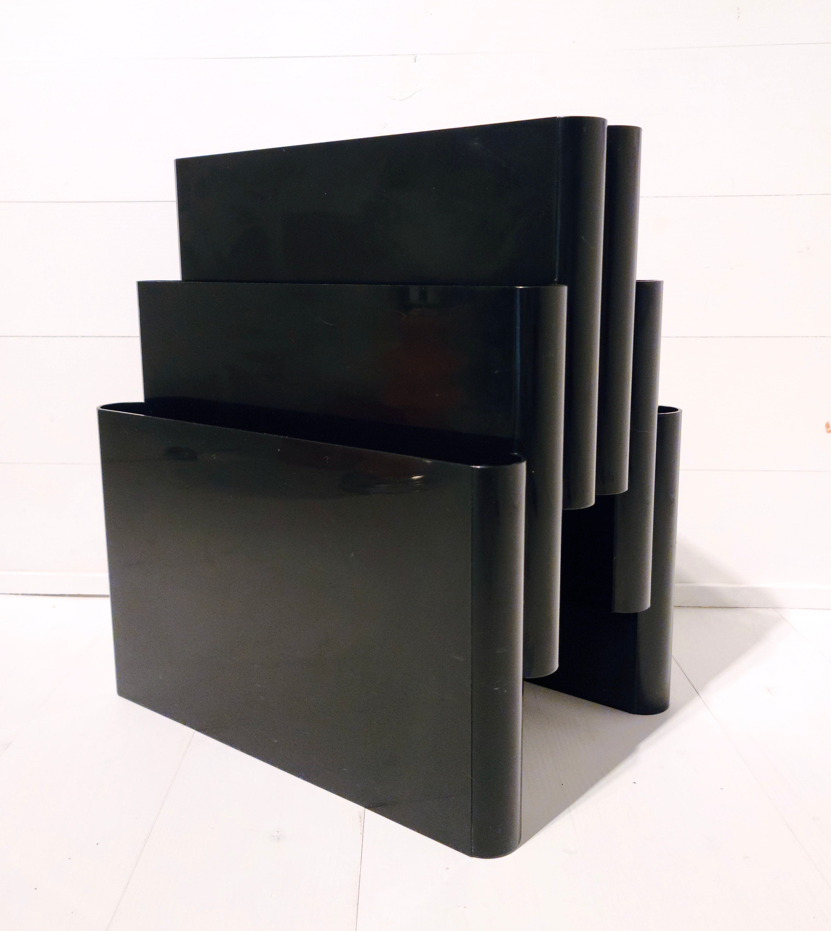 Plastic 6-Compartment Magazine Rack in Black by Giotto Stoppino for Kartell | Italian Space Age | 1970s