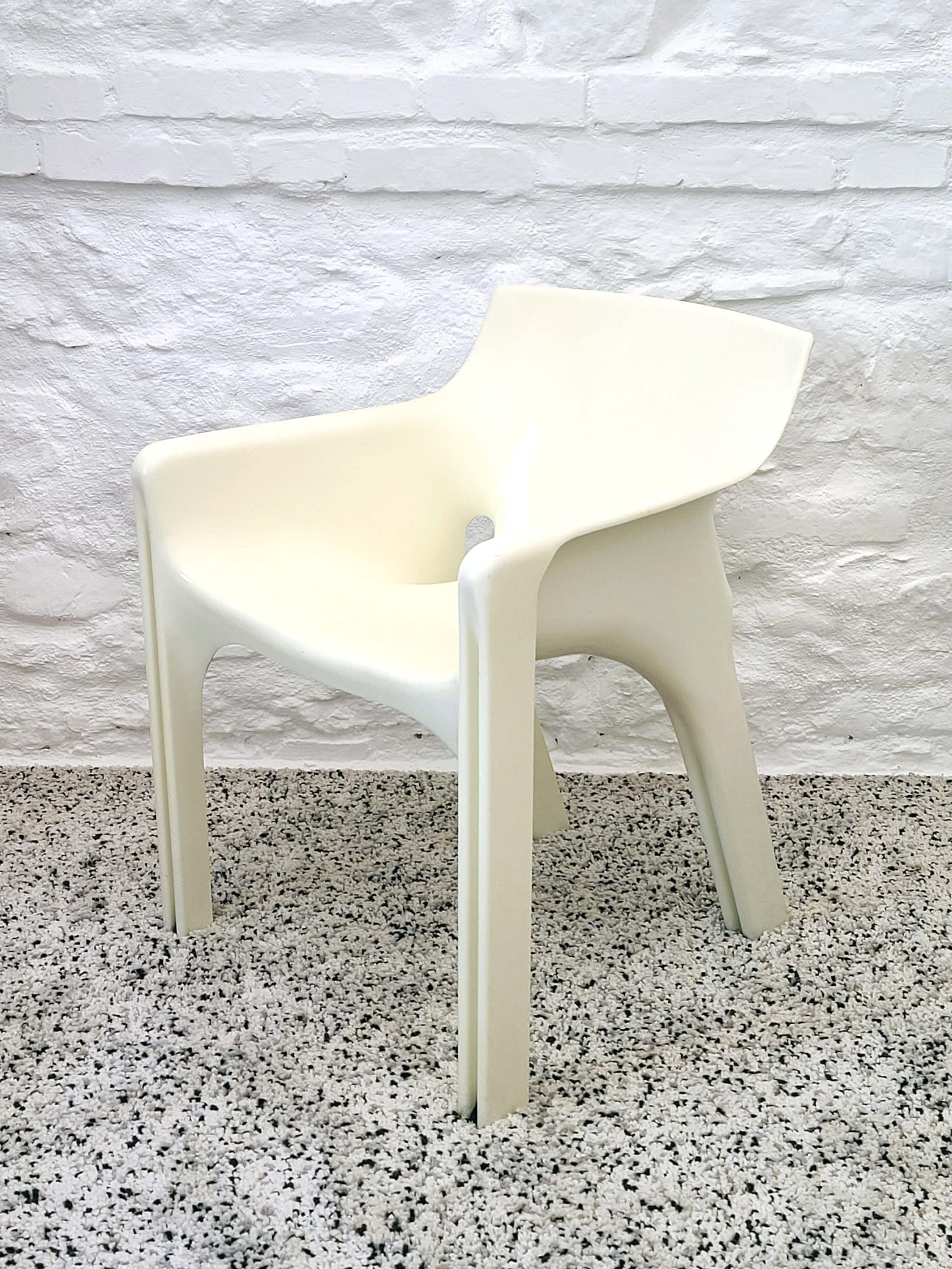 Gaudi Armchair in White by Vico Magistretti for Artemide | Italian Space Age | 1970s
