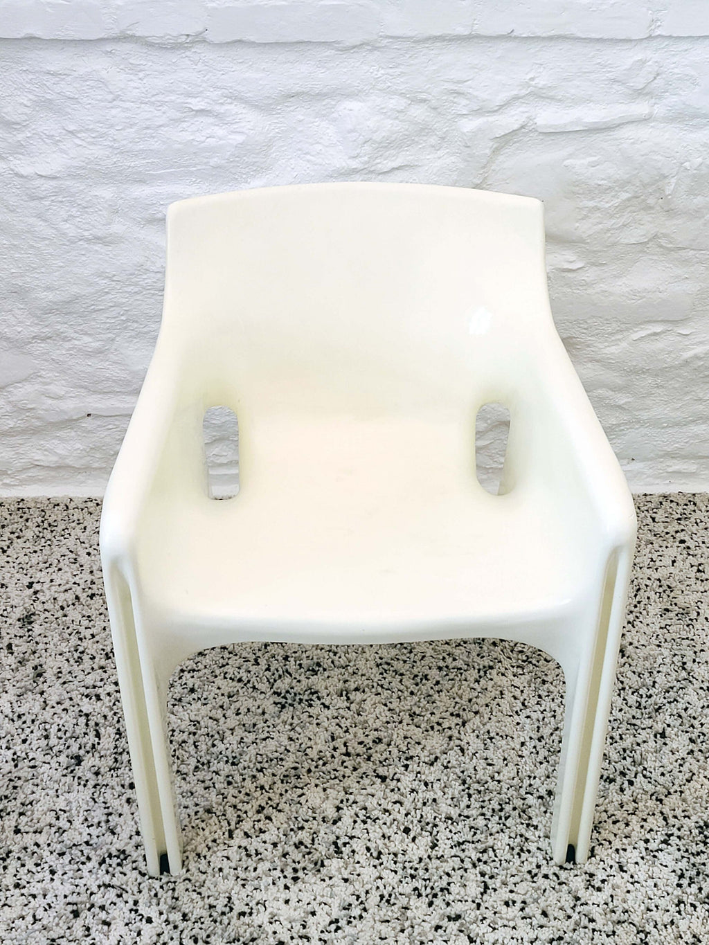 Gaudi Armchair in White by Vico Magistretti for Artemide | Italian Space Age | 1970s