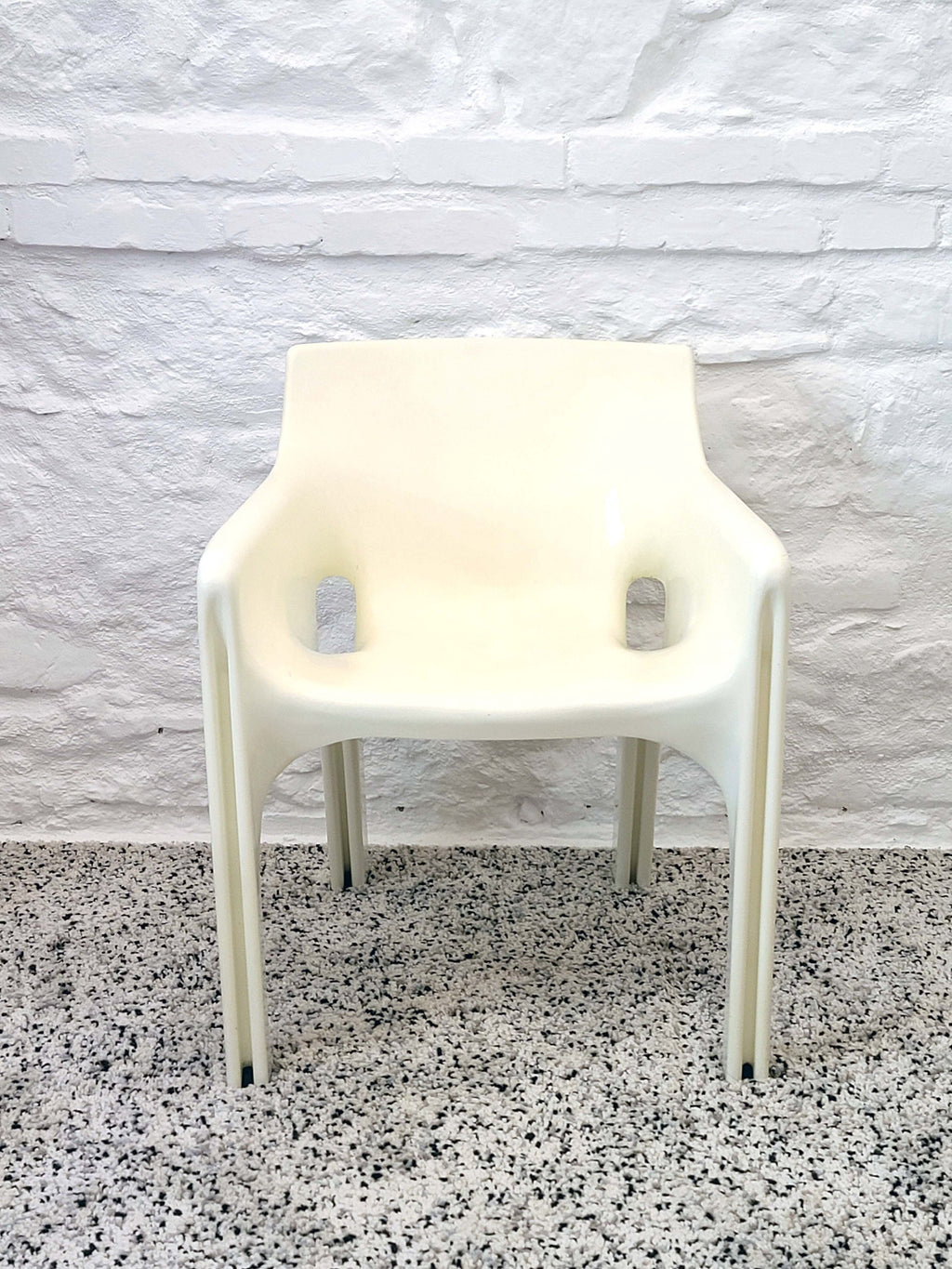 Gaudi Armchair in White by Vico Magistretti for Artemide | Italian Space Age | 1970s
