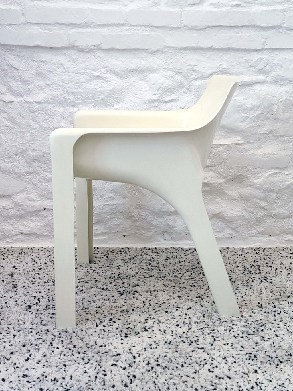 Gaudi Armchair in White by Vico Magistretti for Artemide | Italian Space Age | 1970s