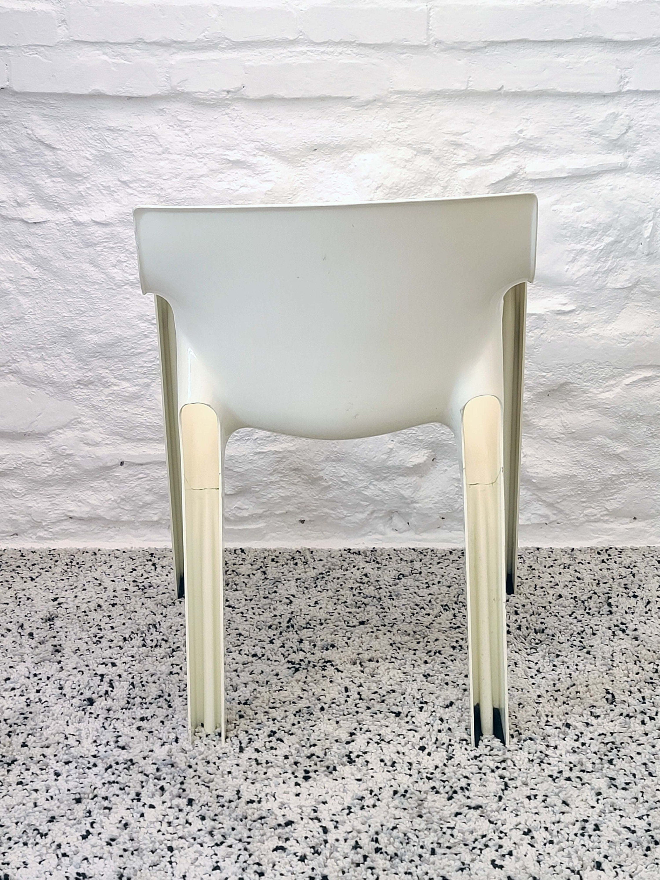 Gaudi Armchair in White by Vico Magistretti for Artemide | Italian Space Age | 1970s