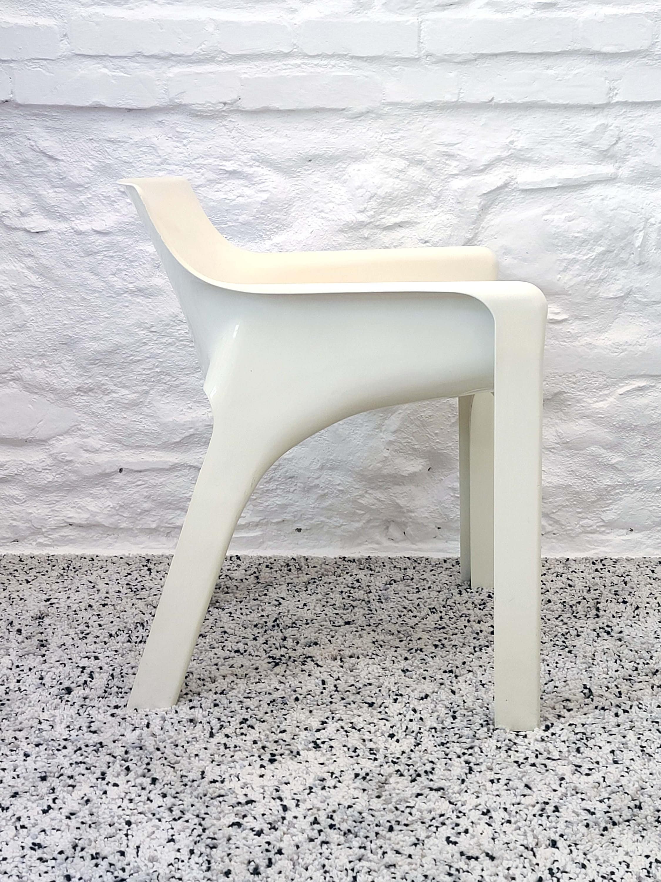Gaudi Armchair in White by Vico Magistretti for Artemide | Italian Space Age | 1970s