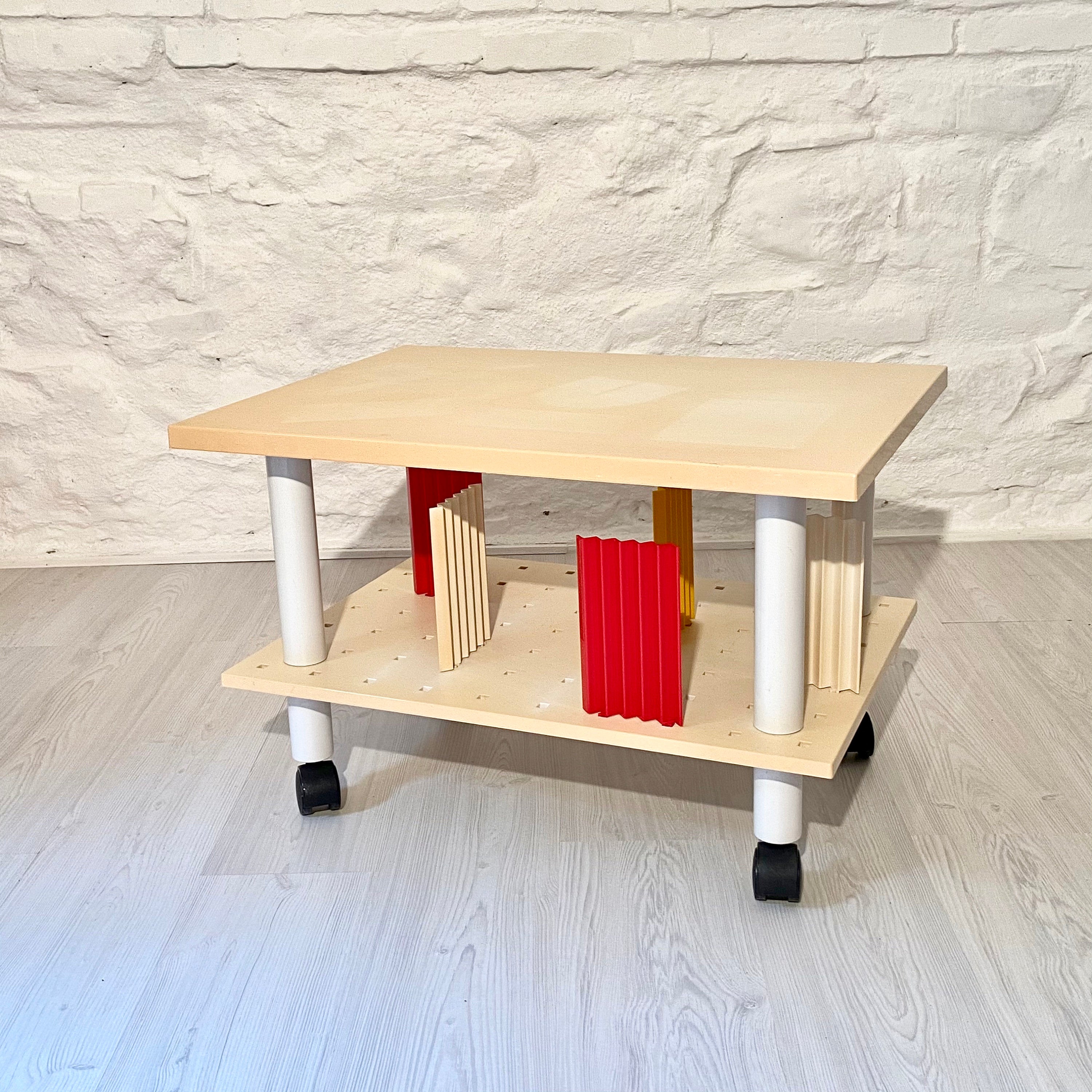 Kartell Rolling Side Table Media Trolley TV Stand in Off-White | Italian Postmodern | 1980s