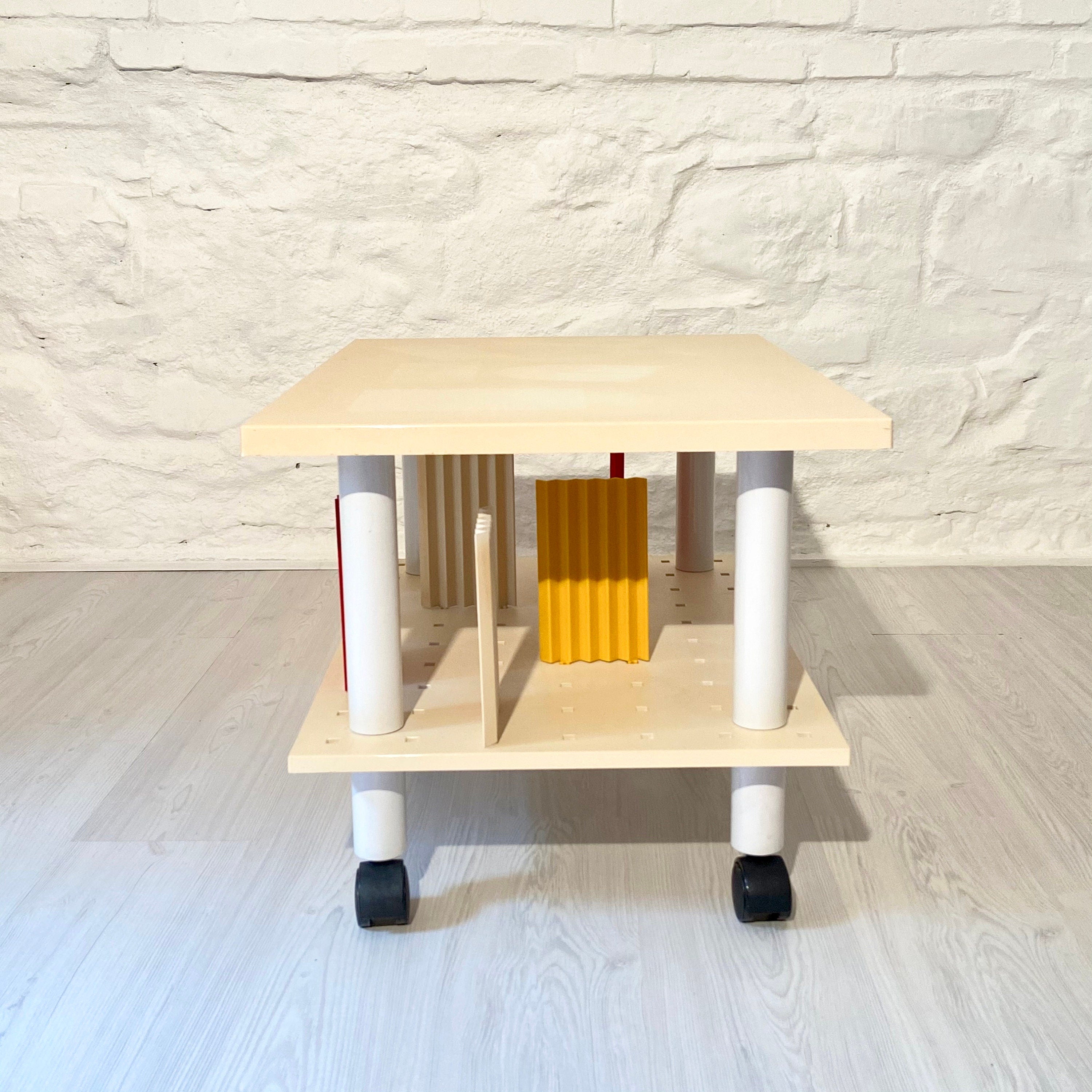 Kartell Rolling Side Table Media Trolley TV Stand in Off-White | Italian Postmodern | 1980s