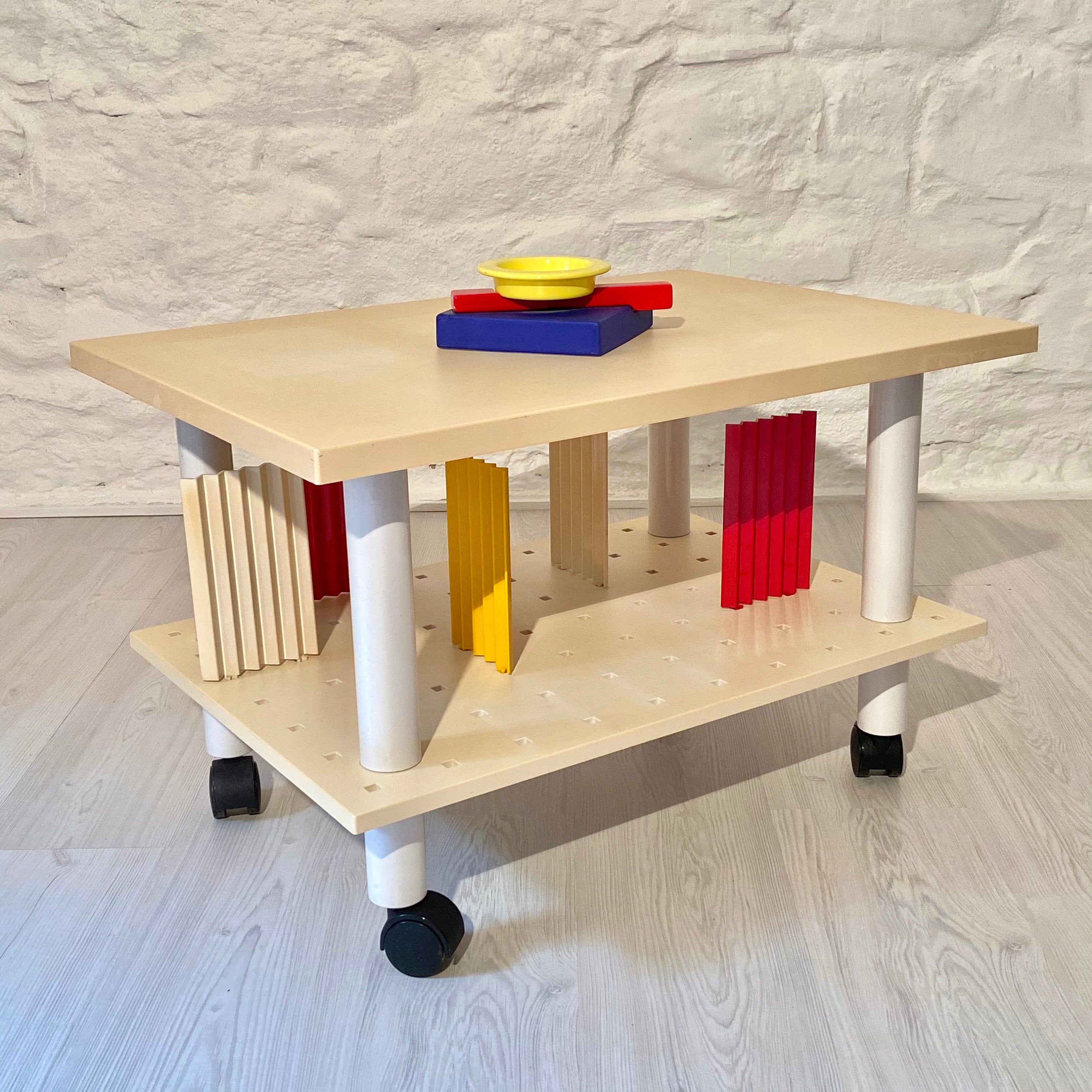 Kartell Rolling Side Table Media Trolley TV Stand in Off-White | Italian Postmodern | 1980s