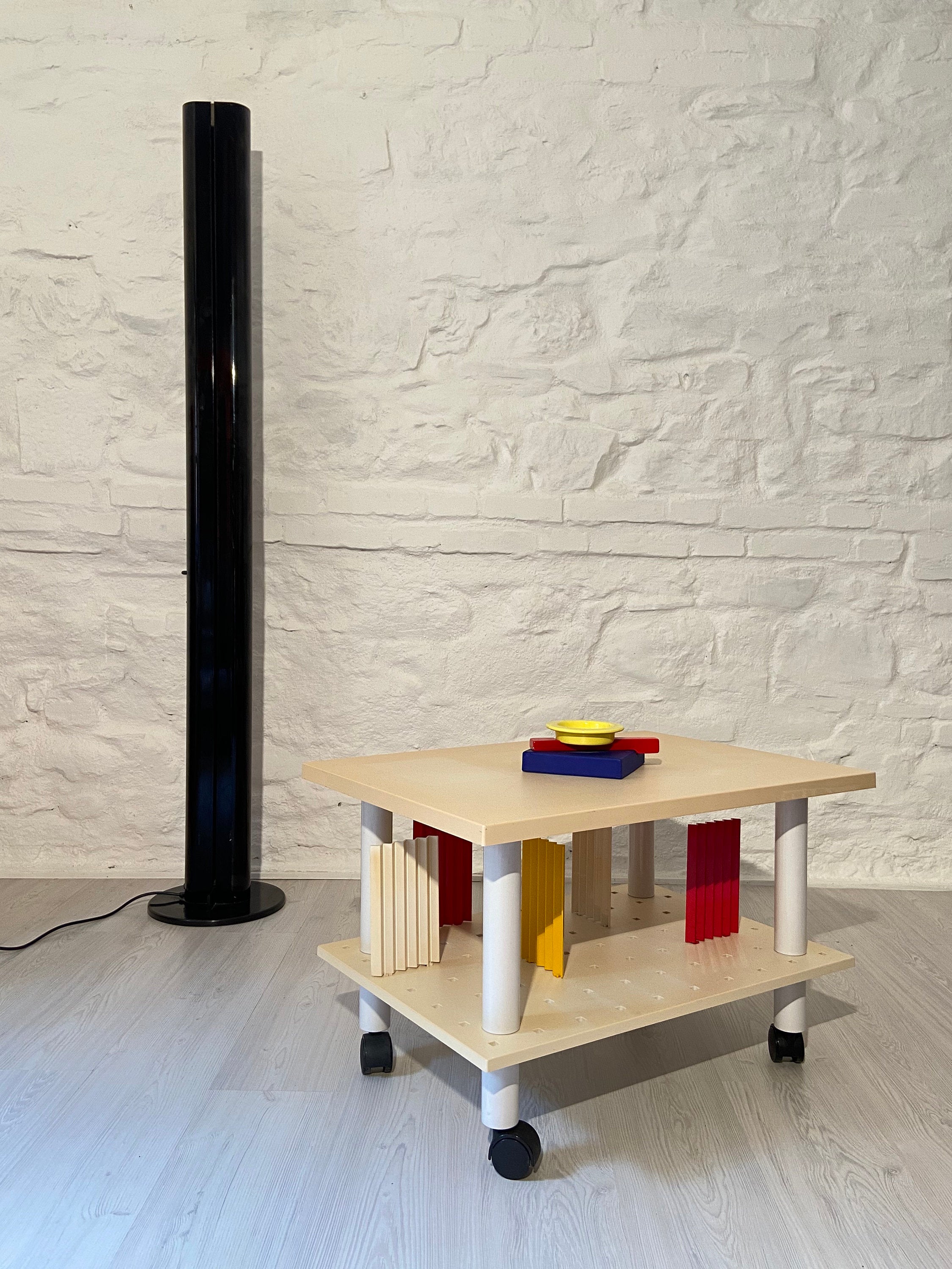 Kartell Rolling Side Table Media Trolley TV Stand in Off-White | Italian Postmodern | 1980s